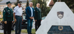 Delegacija-pri-spomeniku-v-parku