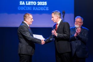 Podelitev listine predsednik ZDIS Peter Bršek foto Regina Jakšič KTRC